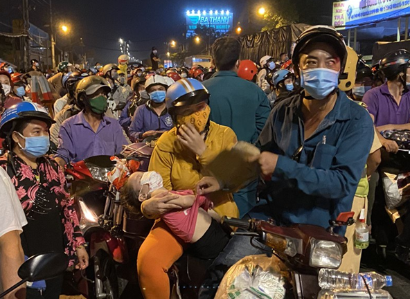 Nhiều người d&amp;acirc;n bị &amp;ugrave;n ứ trong đ&amp;ecirc;m tại c&amp;aacute;c chốt chặn, trong đ&amp;oacute; c&amp;oacute; nhiều phụ nữ mang thai v&amp;agrave; trẻ em (Ảnh KT)