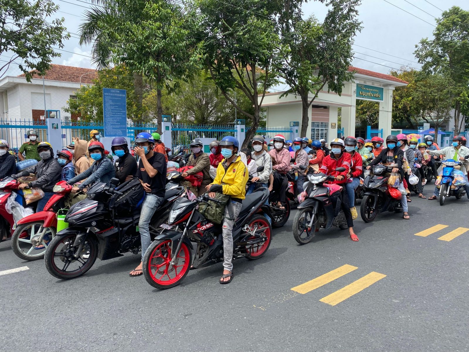 C&amp;aacute;c huyện, thị, th&amp;agrave;nh phố của An Giang sẽ cho cảnh s&amp;aacute;t dẫn đường để người d&amp;acirc;n tự chạy xe m&amp;aacute;y theo về để giảm nguy cơ l&amp;acirc;y nhiễm khi đưa về bằng xe kh&amp;aacute;ch. Ảnh: Hồng Hải/ Thanhnien.vn