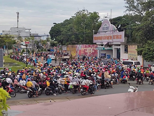 Người d&amp;acirc;n S&amp;oacute;c Trăng tự về qu&amp;ecirc; đang chờ được đưa v&amp;agrave;o khu c&amp;aacute;ch ly s&amp;aacute;ng 3-10 - Ảnh: KHẮC T&amp;Acirc;M/ Tuổi trẻ online