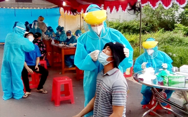 B&amp;igrave;nh Dương thực hiện c&amp;aacute;c c&amp;ocirc;ng t&amp;aacute;c test nhanh COVID-19 tr&amp;ecirc;n diện rộng đề s&amp;agrave;ng lọc F0