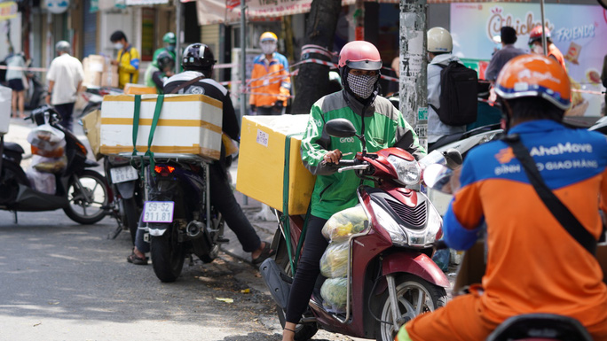 Trước khi giao nhận h&amp;agrave;ng, Shipper phải phun khử khuẩn h&amp;agrave;ng ho&amp;aacute;, tiền