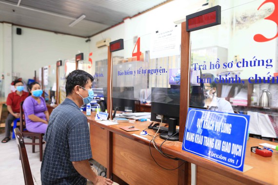 Người d&amp;acirc;n đến li&amp;ecirc;n hệ l&amp;agrave;m giấy tờ tại UBND phường Hiệp Th&amp;agrave;nh, quận 12, TPHCM