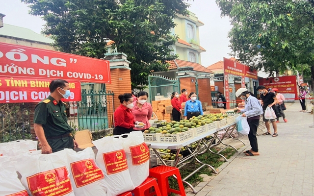 Phi&amp;ecirc;n chợ 0 đồng cũng được tổ chức với 300 phiếu đi chợ cho c&amp;aacute;c đối tượng c&amp;ocirc;ng nh&amp;acirc;n, người lao động c&amp;oacute; ho&amp;agrave;n cảnh kh&amp;oacute; khăn trong c&amp;aacute;c khu nh&amp;agrave; trọ bị ảnh hưởng bởi dịch Covid-19 tr&amp;ecirc;n địa b&amp;agrave;n TP.Thủ Dầu Một