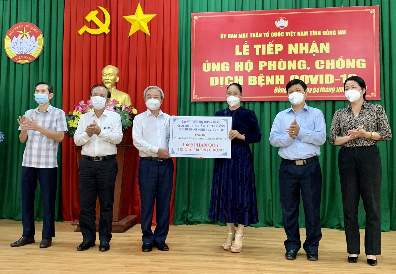 B&amp;agrave; Nguyễn Thị Hồng Thắm (vị tr&amp;iacute; thứ 3 từ phải qua tr&amp;aacute;i) &amp;ndash; Gi&amp;aacute;m đốc Trung t&amp;acirc;m Truyền th&amp;ocirc;ng Tạp ch&amp;iacute; doanh nghiệp v&amp;agrave; hội nhập ủng hộ c&amp;ocirc;ng t&amp;aacute;c ph&amp;ograve;ng, chống dịch tr&amp;ecirc;n địa b&amp;agrave;n.