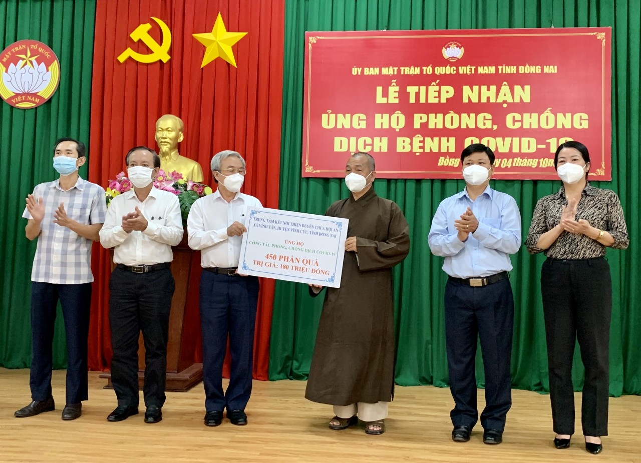Thầy th&amp;iacute;ch Chiếu Hiếu đại diện Trung t&amp;acirc;m kết nối thiện duy&amp;ecirc;n ch&amp;ugrave;a Hội An, huyện Vĩnh Cửu gửi tặng 450 phần qu&amp;agrave; trong c&amp;ocirc;ng t&amp;aacute;c ph&amp;ograve;ng, chống dịch tại Đồng Nai