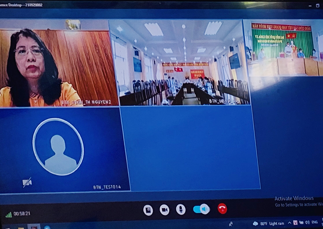 Buổi tiếp x&amp;uacute;c cử tri được thực hiện trực tuyến đến một số điểm cầu