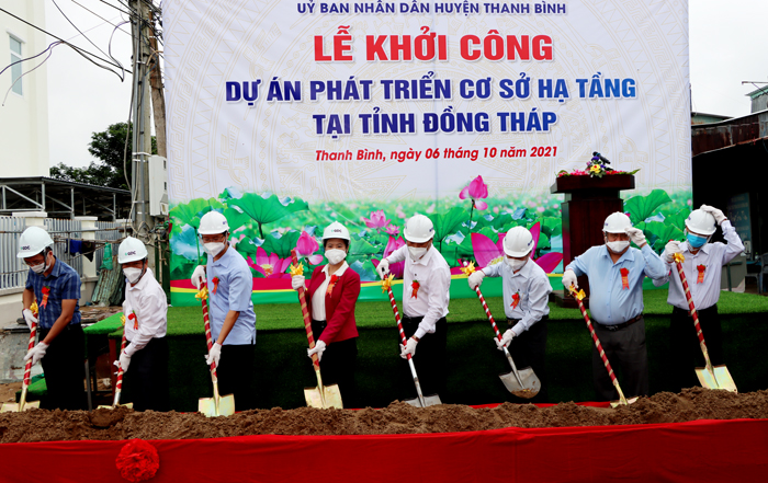 Đại biểu thực hiện nghi thức khởi c&amp;ocirc;ng dự &amp;aacute;n