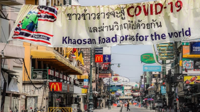 V&amp;agrave;o những l&amp;uacute;c b&amp;igrave;nh thường, đường Khaosan ở trung t&amp;acirc;m Bangkok rất đ&amp;ocirc;ng kh&amp;aacute;ch du lịch. Du lịch đ&amp;oacute;ng một vai tr&amp;ograve; quan trọng trong nền kinh tế Th&amp;aacute;i Lan - ng&amp;agrave;nh n&amp;agrave;y thu về 3 ngh&amp;igrave;n tỷ baht (89 tỷ USD) v&amp;agrave;o năm 2019, chiếm 18% GDP của cả nước. (Ảnh của Akira Kodaka)