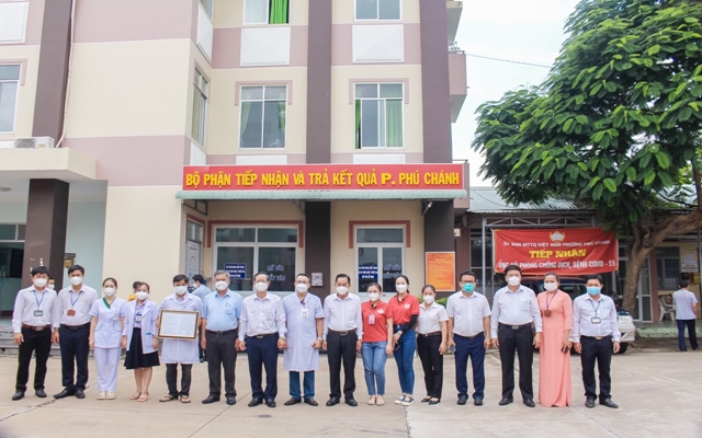 Trạm Y Tế lưu động c&amp;ograve;n cung cấp dịch vụ chăm s&amp;oacute;c sức khỏe ban đầu, kh&amp;aacute;m chữa bệnh, sơ cứu chuyển tuyến kịp thời c&amp;aacute;c bệnh th&amp;ocirc;ng thường cho người d&amp;acirc;n trong khu vực bị ảnh hưởng bởi dịch Covid-19.