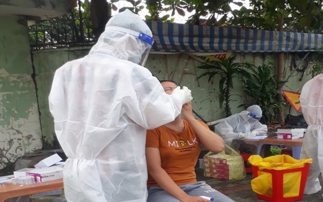 C&amp;aacute;c Trạm Y Tế lưu động  trong doanh nghiệp thực hiện c&amp;ocirc;ng t&amp;aacute;c quản l&amp;yacute;, theo d&amp;otilde;i người nghi nhiễm Covid-19 tại c&amp;aacute;c doanh nghiệp tr&amp;ecirc;n địa b&amp;agrave;n