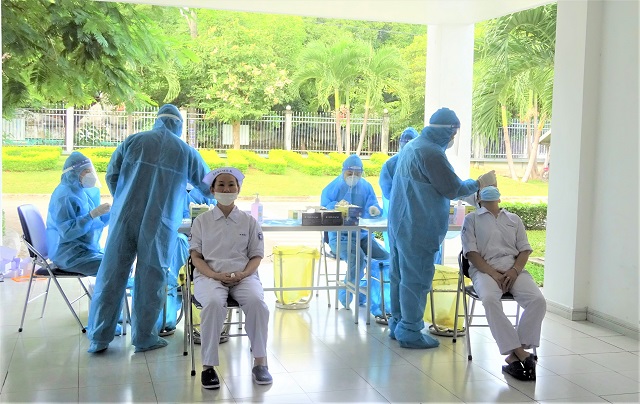 Nh&amp;acirc;n vi&amp;ecirc;n thực hiện &amp;ldquo;3T&amp;rdquo; tại c&amp;aacute;c nh&amp;agrave; m&amp;aacute;y Vinamilk được x&amp;eacute;t nghiệm định kỳ để đảm bảo sản xuất an to&amp;agrave;n, chống dịch hiệu quả.