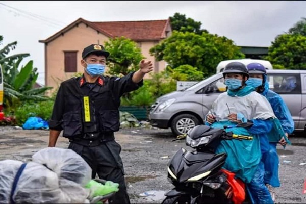 Lực lượng cảnh s&amp;aacute;t cơ động hướng dẫn v&amp;agrave; gi&amp;uacute;p đỡ người d&amp;acirc;n l&amp;agrave;m c&amp;aacute;c thủ tục cần thiết để về qu&amp;ecirc;.