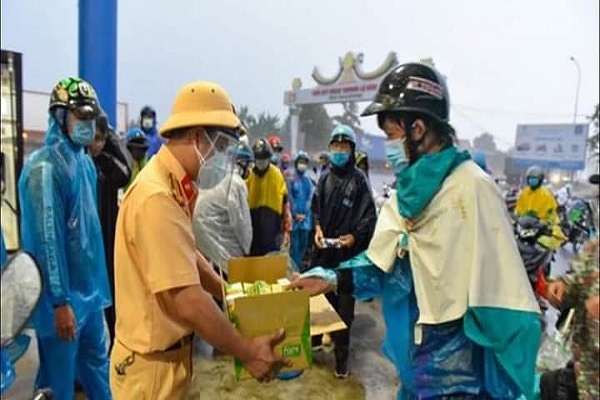 Lực lượng Cảnh s&amp;aacute;t giao th&amp;ocirc;ng được huy động để hỗ trợ v&amp;agrave; hướng dẫn người d&amp;acirc;n trong qu&amp;aacute; tr&amp;igrave;nh di chuyển về qu&amp;ecirc;