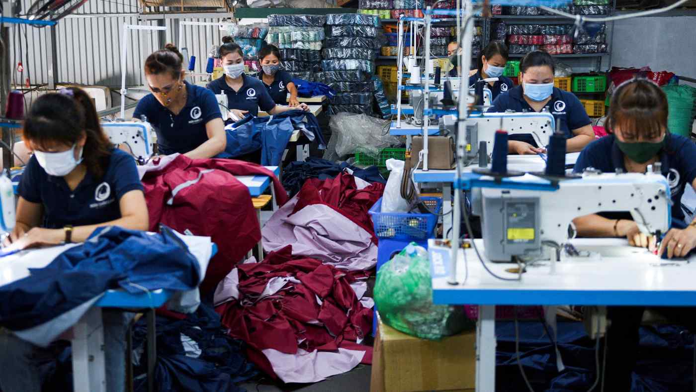 C&amp;ocirc;ng nh&amp;acirc;n nh&amp;agrave; m&amp;aacute;y may mặc trở lại l&amp;agrave;m việc sau gi&amp;atilde;n c&amp;aacute;ch hồi đầu th&amp;aacute;ng 10