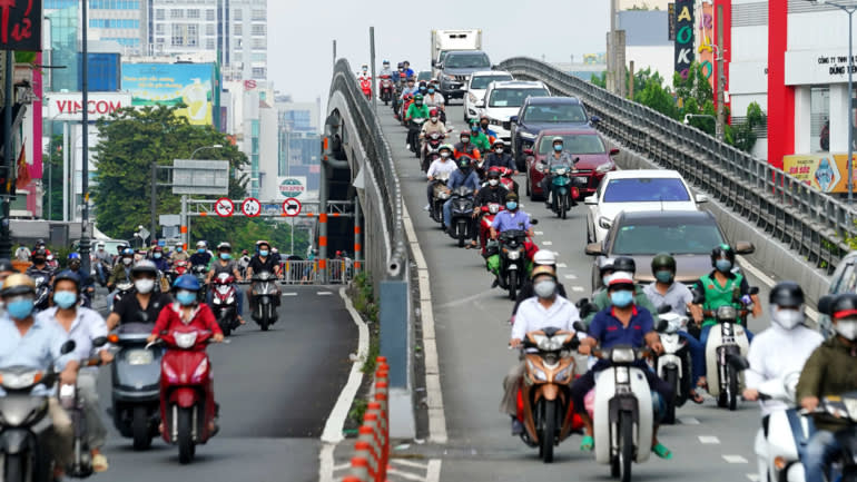 H&amp;agrave;ng trăm ngh&amp;igrave;n c&amp;ocirc;ng nh&amp;acirc;n đổ về qu&amp;ecirc; sau đợt gi&amp;atilde;n c&amp;aacute;ch
