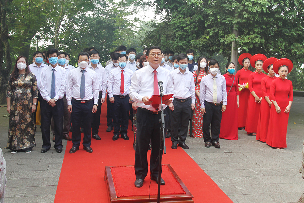 Đồng ch&amp;iacute; Nguyễn Văn Mạnh - TUV, Gi&amp;aacute;m đốc Sở Gi&amp;aacute;o dục v&amp;agrave; Đ&amp;agrave;o tạo Ph&amp;uacute; Thọ k&amp;iacute;nh c&amp;aacute;o với anh linh c&amp;aacute;c Vua H&amp;ugrave;ng kết quả năm học 2020 - 2021