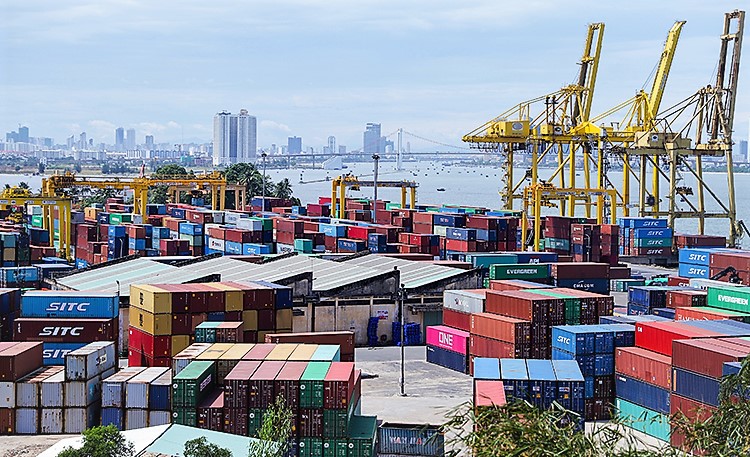 Cụ thể, lượng h&amp;agrave;ng container qua 2 cảng lớn l&amp;agrave; Đ&amp;agrave; Nẵng v&amp;agrave; B&amp;igrave;nh Định chỉ chiếm khoảng 3,2%.