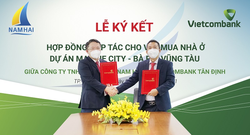 &amp;Ocirc;ng Ng&amp;ocirc; Minh Nhựt - Gi&amp;aacute;m đốc Vietcombank T&amp;acirc;n Định (b&amp;igrave;a tr&amp;aacute;i) v&amp;agrave; &amp;ocirc;ng Trần Tấn Đức - Tổng Gi&amp;aacute;m đốc C&amp;ocirc;ng ty TNHH X&amp;acirc;y dựng Nam Hải tại Lễ k&amp;yacute; kết