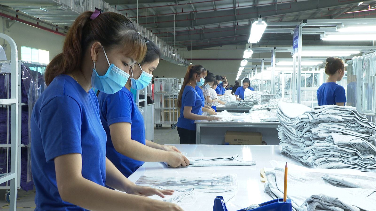 Hơn 9000 DN ỡ TP HCM đ&amp;atilde; hoạt động trở lại trong t&amp;acirc;m thế vừa l&amp;agrave;m, vừa chống dịch