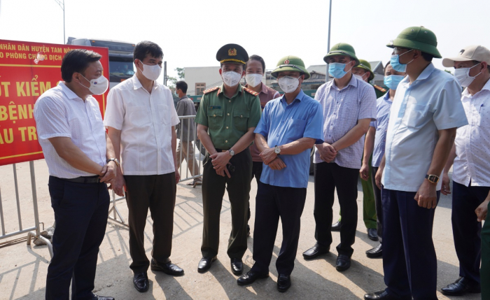 Chủ tịch UBND tỉnh Ph&amp;uacute; Thọ c&amp;ugrave;ng đo&amp;agrave;n c&amp;ocirc;ng t&amp;aacute;c kiểm tra c&amp;aacute;c điều kiện cần thiết hỗ trợ c&amp;ocirc;ng d&amp;acirc;n từ c&amp;aacute;c tỉnh ph&amp;iacute;a Nam đi qua địa b&amp;agrave;n tỉnh tại chốt kiểm so&amp;aacute;t ph&amp;ograve;ng chống dịch cầu Trung H&amp;agrave;