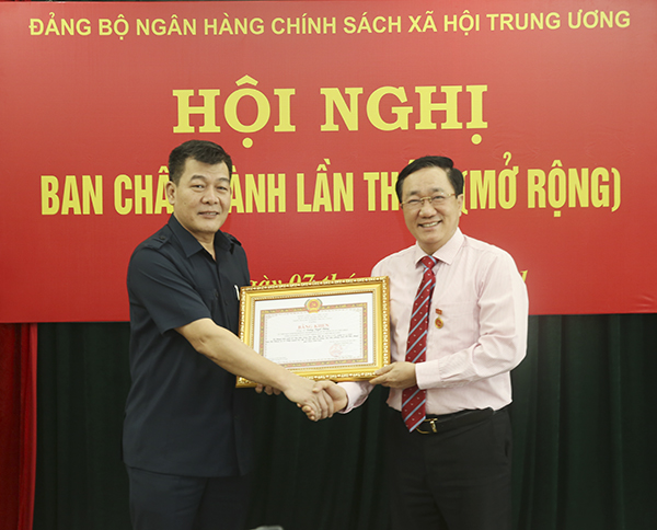 Đồng ch&amp;iacute; Nguyễn Đức Phong - Ph&amp;oacute; B&amp;iacute; thư thường trực Đảng ủy Khối DNTW trao Bằng khen của Đảng ủy Khối DNTW cho Đảng bộ NHCSXHTW đạt th&amp;agrave;nh t&amp;iacute;ch xuất sắc ti&amp;ecirc;u biểu trong thực hiện Chỉ thị 05-CT/TW về &amp;ldquo;Đẩy mạnh học tập v&amp;agrave; l&amp;agrave;m theo tư tưởng, đạo đức, phong c&amp;aacute;ch Hồ Ch&amp;iacute; Minh&amp;rdquo;, giai đoạn 2016 - 2021