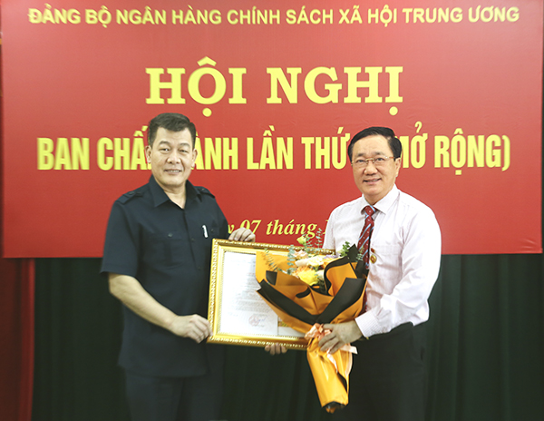 Thay mặt Đảng ủy Khối DNTW, đồng ch&amp;iacute; Nguyễn Đức Phong - Ph&amp;oacute; B&amp;iacute; thư thường trực Đảng ủy Khối DNTW (b&amp;ecirc;n tr&amp;aacute;i) trao tặng huy hiệu 30 năm tuổi Đảng cho đồng ch&amp;iacute; Dương Quyết Thắng - B&amp;iacute; thư Đảng ủy NHCSXHTW