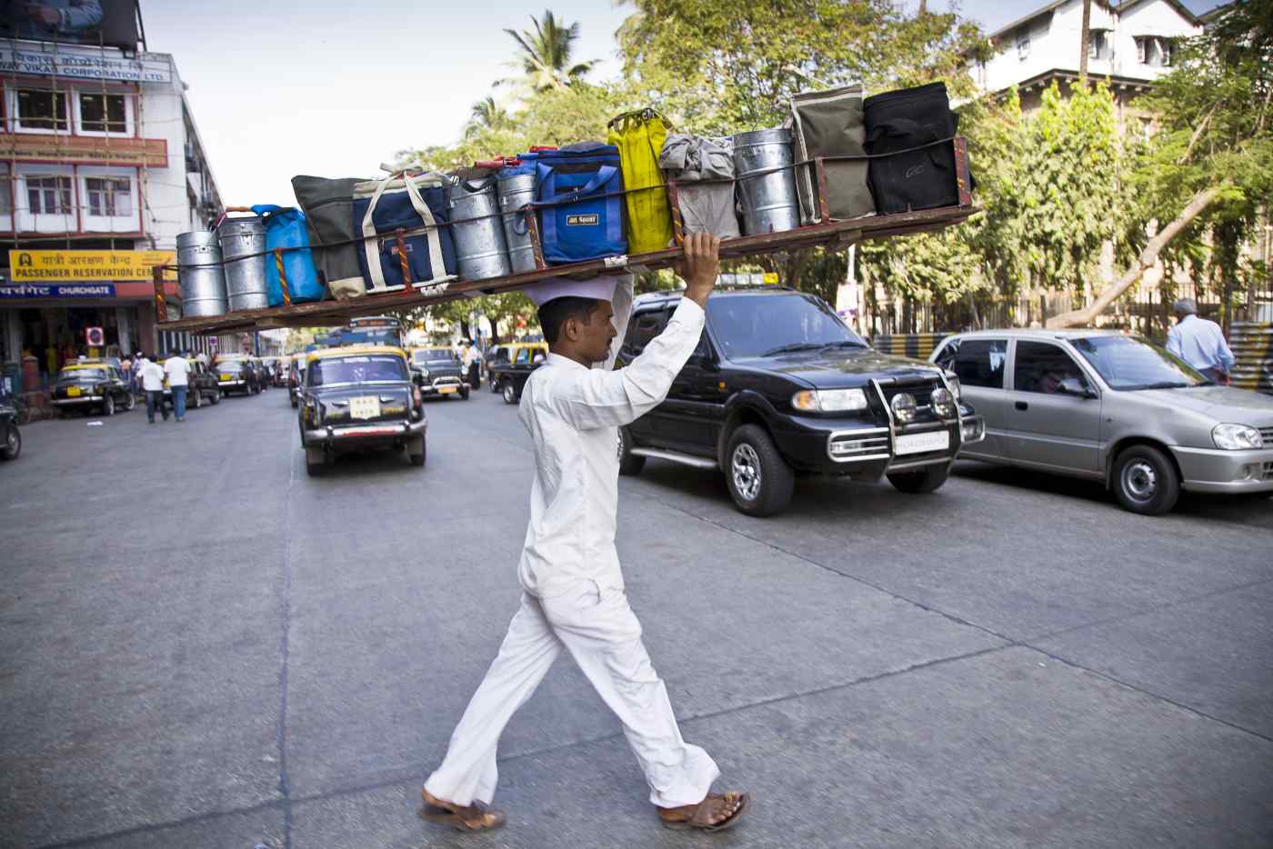 Một Dabbawalas đang giao cơm tr&amp;ecirc;n đường phố Mumbai