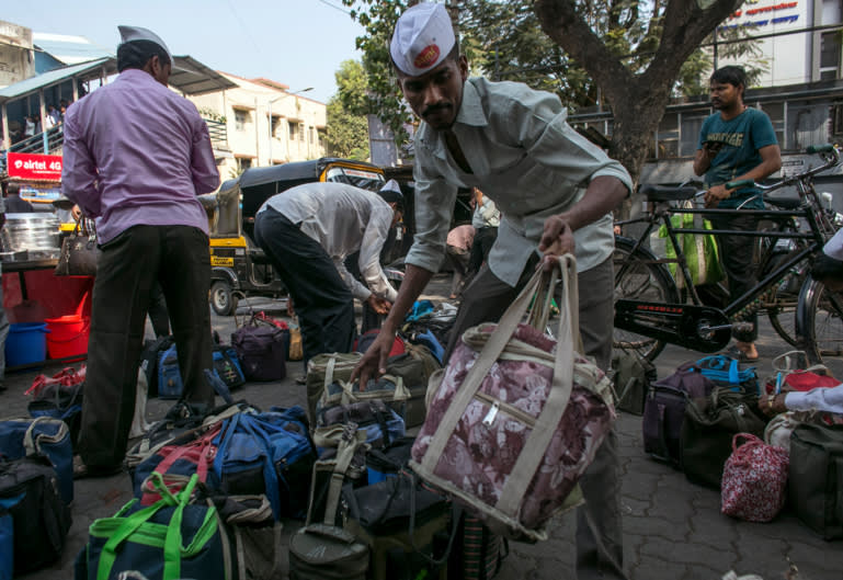 C&amp;aacute;c Dabbawalas tại điểm tập kết trước khi đi giao h&amp;agrave;ng. H&amp;igrave;nh ảnh được ghi lại năm