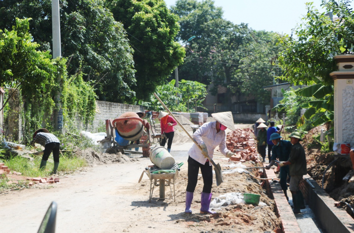 Thi c&amp;ocirc;ng đường giao th&amp;ocirc;ng n&amp;ocirc;ng th&amp;ocirc;n tại thị trấn Thanh Thủy, huyện Thanh Thủy