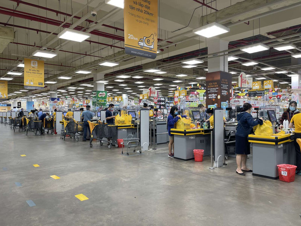 H&amp;agrave;nh kh&amp;aacute;ch mua sắm tại si&amp;ecirc;u thị Emart - Ảnh: Thanh Thảo
