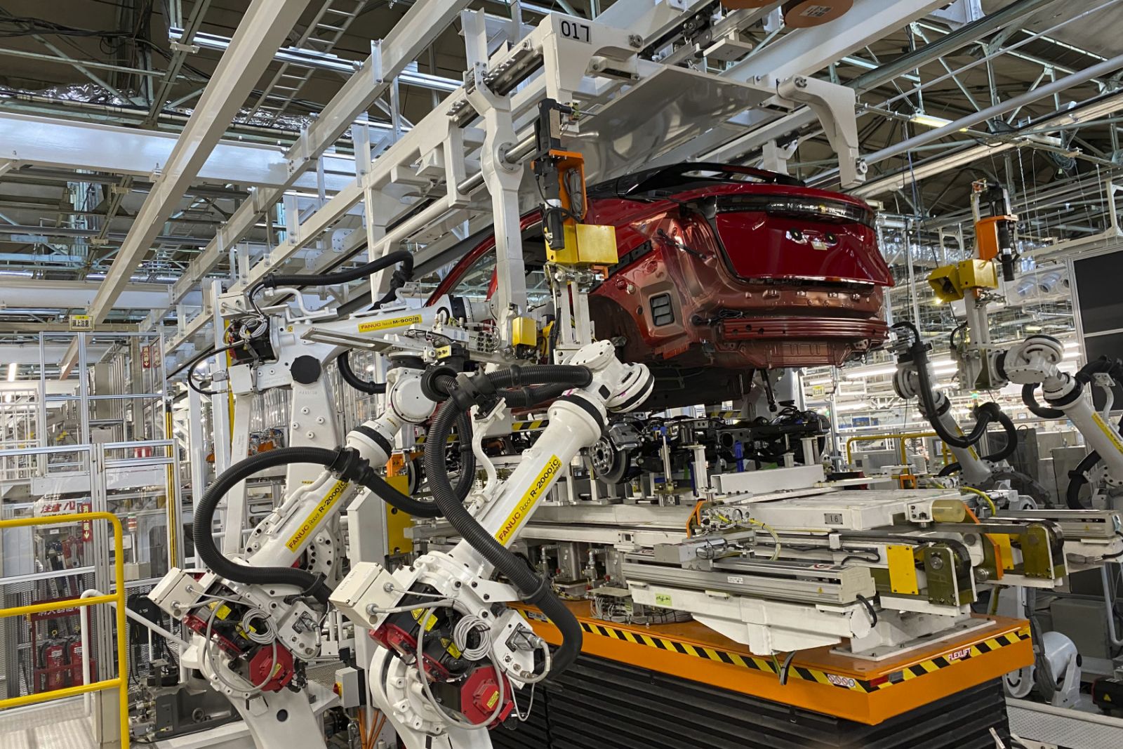 Robot l&amp;agrave;m việc thay c&amp;ocirc;ng nh&amp;acirc;n tại nh&amp;agrave; m&amp;aacute;y sản xuất xe hơi của Nissan
