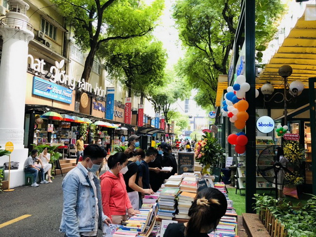 Khu trưng b&amp;agrave;y tủ s&amp;aacute;ch gia đ&amp;igrave;nh v&amp;agrave; danh mục s&amp;aacute;ch cho học sinh thu h&amp;uacute;t đ&amp;ocirc;ng đảo c&amp;aacute;c bậc phụ huynh đến tham quan v&amp;agrave; lựa chọn.