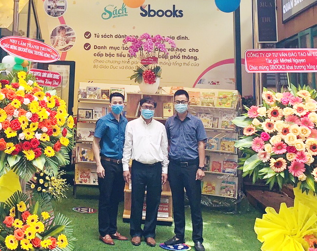 &amp;Ocirc;ng L&amp;ecirc; Ho&amp;agrave;ng - Gi&amp;aacute;m đốc C&amp;ocirc;ng ty Đường s&amp;aacute;ch Th&amp;agrave;nh phố Hồ Ch&amp;iacute; Minh (người đứng giữa) c&amp;ugrave;ng &amp;ocirc;ng Nguyễn Anh Dũng - người s&amp;aacute;ng lập Sbooks (b&amp;ecirc;n tr&amp;aacute;i), &amp;ocirc;ng Nguyễn Quốc Tuấn gi&amp;aacute;m đốc điều h&amp;agrave;nh Sbooks (b&amp;ecirc;n phải) tại lễ khai trương khu trưng b&amp;agrave;y tủ s&amp;aacute;ch