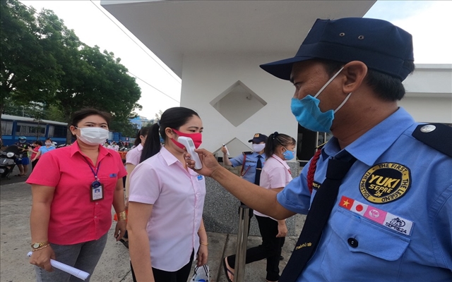 Người lao động ngừng thực hiện phương &amp;aacute;n sản xuất để trở về nơi cư tr&amp;uacute; th&amp;igrave; phải tổ chức x&amp;eacute;t nghiệm test nhanh kh&amp;aacute;ng nguy&amp;ecirc;n nếu c&amp;oacute; kết quả x&amp;eacute;t nghiệm &amp;acirc;m t&amp;iacute;nh th&amp;igrave; được về nơi cư tr&amp;uacute;