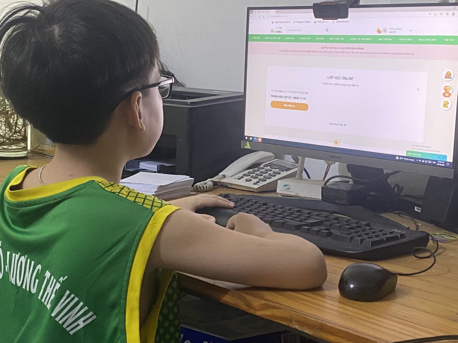 Học sinh tiểu học học trực truyến qua phần mềm VioEdu tại nh&amp;agrave;