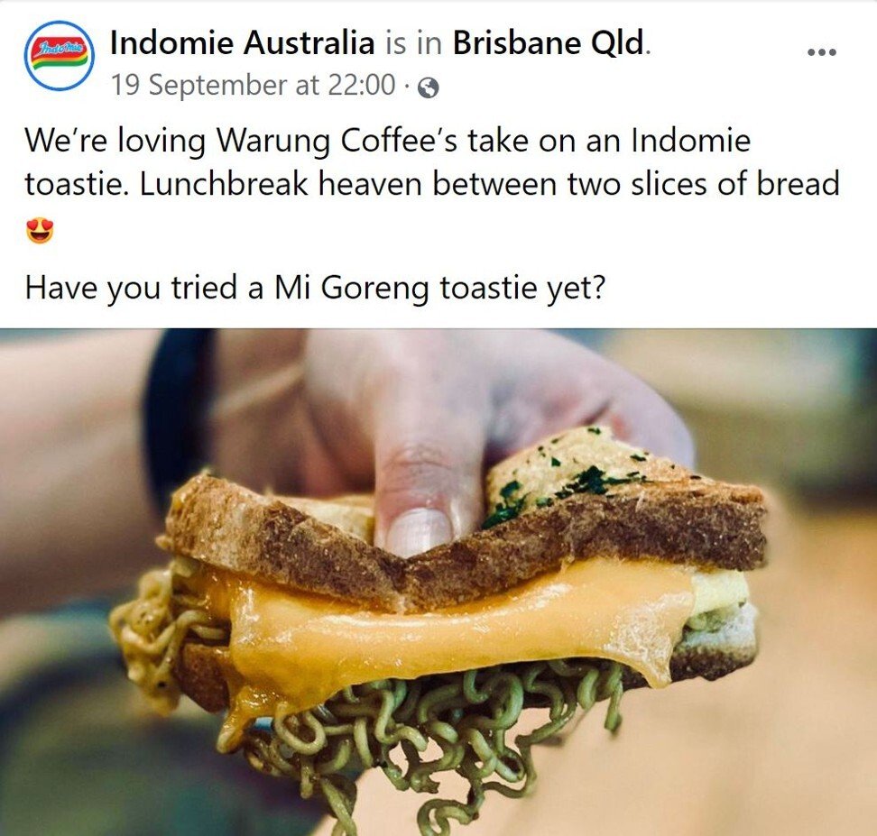 Nh&amp;agrave; h&amp;agrave;ng &amp;Uacute;c kết hợp m&amp;igrave; Indomie với b&amp;aacute;nh m&amp;igrave; nướng độc đ&amp;aacute;o