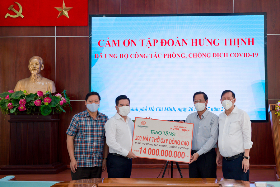 &amp;Ocirc;ng Nguyễn Đ&amp;igrave;nh Trung &amp;ndash; Chủ tịch Tập đo&amp;agrave;n Hưng Thịnh (thứ 2 từ tr&amp;aacute;i sang) trao tặng 200 m&amp;aacute;y thở oxy d&amp;ograve;ng cao trị gi&amp;aacute; 14 tỷ đồng  cho &amp;ocirc;ng Phan Văn M&amp;atilde;i - Ủy vi&amp;ecirc;n Trung ương Đảng, Ph&amp;oacute; B&amp;iacute; thư Thường trực Th&amp;agrave;nh ủy TP.HCM (thứ 2 từ phải sang)