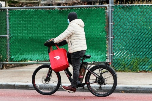 Một người giao h&amp;agrave;ng tr&amp;ecirc;n đường phố Brooklyn