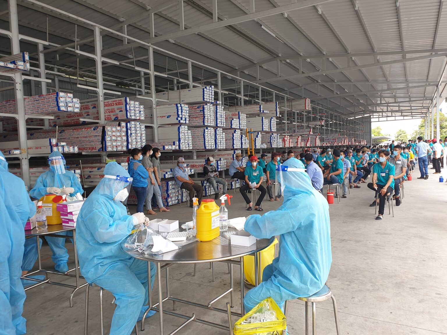Ảnh test covid cho c&amp;ocirc;ng nh&amp;acirc;n định kỳ tại một nh&amp;agrave; m&amp;aacute;y nh&amp;ocirc;m ở Long An hồi th&amp;aacute;ng 7/2021. Từ th&amp;aacute;ng 9, c&amp;ocirc;ng ty n&amp;agrave;y đ&amp;atilde; tạm ngưng sản xuất nhưng vẫn thực hiện 3 tại chỗ cho c&amp;ocirc;ng nh&amp;acirc;n để chống dịch.