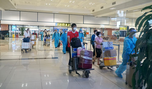 S&amp;acirc;n bay Nội B&amp;agrave;i (TP H&amp;agrave; Nội) đ&amp;oacute;n những vị kh&amp;aacute;ch đầu ti&amp;ecirc;n trong ng&amp;agrave;y 10-10