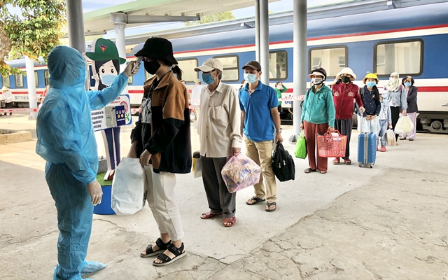 Khi về đến Quảng Ng&amp;atilde;i, đưa về b&amp;agrave;n giao cho BQL c&amp;aacute;c khu c&amp;aacute;ch ly tập trung tại c&amp;aacute;c địa phương