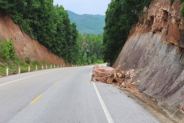 Đơn vị quản l&amp;yacute; đ&amp;atilde; cắm biển cảnh b&amp;aacute;o nhưng nguy cơ tiềm ẩn an to&amp;agrave;n giao th&amp;ocirc;ng cho người tham gia giao th&amp;ocirc;ng l&amp;agrave; hiện hữu