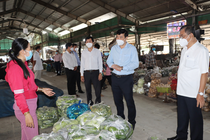Dịp n&amp;agrave;y, Chủ tịch Ủy ban nh&amp;acirc;n d&amp;acirc;n tỉnh kiểm tra c&amp;ocirc;ng t&amp;aacute;c ph&amp;ograve;ng, chống dịch  v&amp;agrave; thăm hỏi t&amp;igrave;nh h&amp;igrave;nh mua b&amp;aacute;n của c&amp;aacute;c tiểu thương tại chợ tạm Sa Giang, chợ Sa Đ&amp;eacute;c.