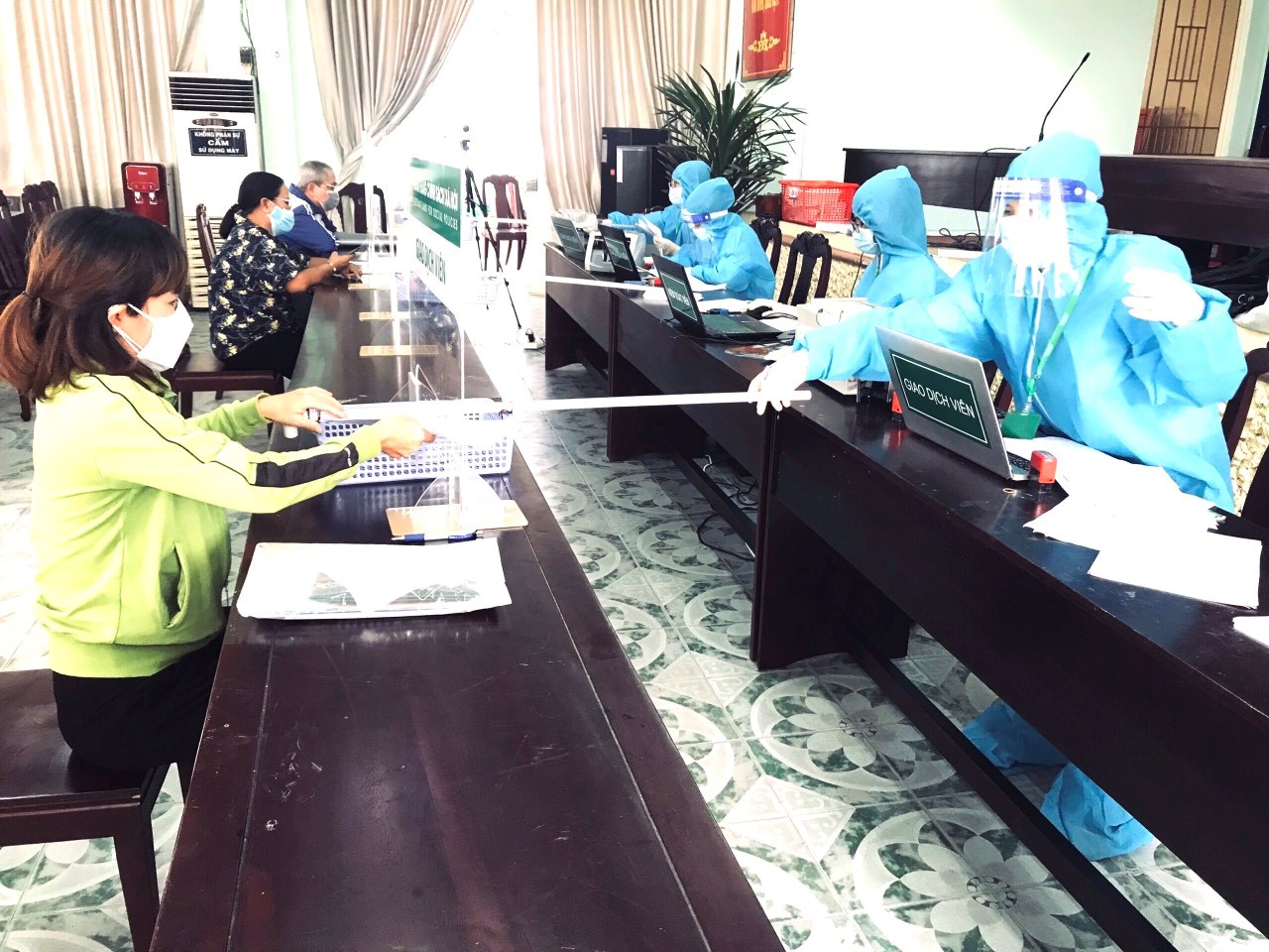 Ph&amp;ograve;ng giao dịch NHCSXH th&amp;agrave;nh phố Dĩ An đảm bảo nguồn vốn ch&amp;iacute;nh s&amp;aacute;ch đến c&amp;aacute;c đối tượng thụ hưởng giữa m&amp;ugrave;a dịch