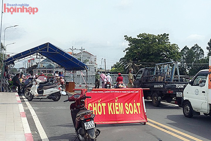 Lực lượng kiểm soát chặt người qua lại khu vực cầu Dục Thanh nam sông Cà Ty Lực lượng kiểm soát chặt người qua lại khu vực cầu Dục Thanh nam sông Cà Ty
