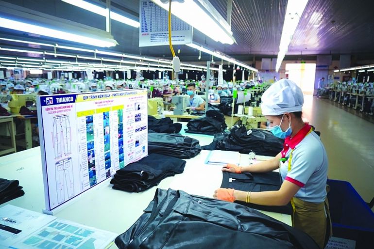 Dự b&amp;aacute;o, trong 3 th&amp;aacute;ng cuối năm 2021, ng&amp;agrave;nh dệt may, da gi&amp;agrave;y đều sẽ phải đối diện với vấn đề thiếu lao động trầm trọng