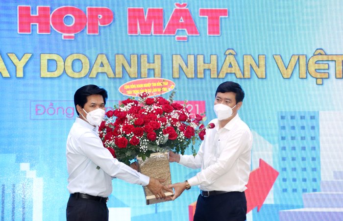 Thay mặt cộng đồng doanh nghiệp tỉnh, &amp;ocirc;ng Hồ Ch&amp;iacute; Dũng &amp;ndash; Chủ tịch Hiệp hội doanh nghiệp tỉnh Đồng Th&amp;aacute;p (b&amp;ecirc;n tr&amp;aacute;i) tặng hoa cảm ơn &amp;ocirc;ng Phạm Thiện Nghĩa  - Chủ tịch UBND tỉnh đ&amp;atilde; lu&amp;ocirc;n đồng h&amp;agrave;nh,  hỗ trợ doanh nghiệp.