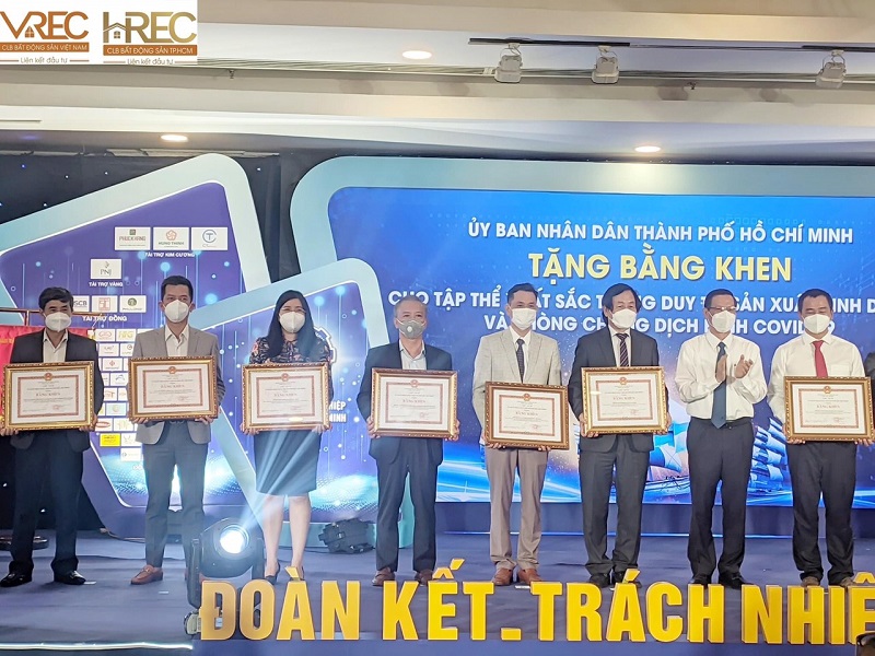 &amp;Ocirc;ng Nguyễn Quốc Bảo - Chủ tịch VREC v&amp;agrave; HREC c&amp;ugrave;ng c&amp;aacute;c DN vừa được Chủ tịch UBND TP.HCM tặng Bằng khen v&amp;igrave; đ&amp;atilde; c&amp;oacute; nhiều đ&amp;oacute;ng g&amp;oacute;p trong c&amp;ocirc;ng t&amp;aacute;c An sinh x&amp;atilde; hội, g&amp;oacute;p phần ph&amp;ograve;ng chống dịch Covid-19 ...