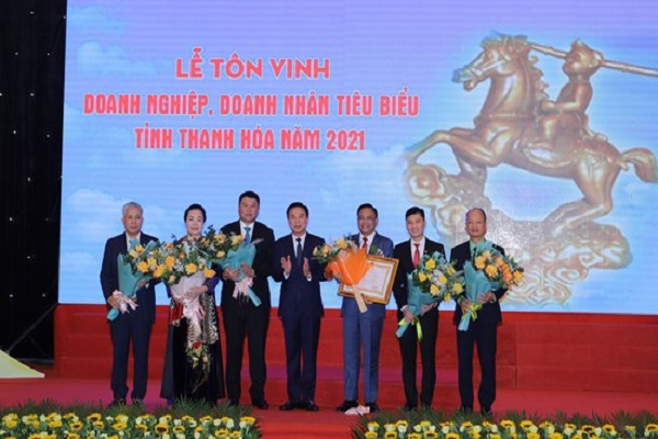 Thừa ủy quyền Chủ tịch nước, đồng ch&amp;iacute; Đỗ Trọng Hưng, B&amp;iacute; thư Tỉnh ủy đ&amp;atilde; trao tặng Hu&amp;acirc;n chương lao động hạng 3 cho Hiệp hội DN tỉnh Thanh H&amp;oacute;a.