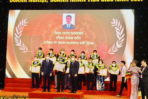 &amp;Ocirc;ng Đỗ Trọng Hưng, B&amp;iacute; thư Tỉnh ủy v&amp;agrave; &amp;ocirc;ng Đỗ Minh Tuấn, Chủ tịch UBND tỉnh trao tặng cup &amp;ldquo;Doanh nh&amp;acirc;n xứ Thanh&amp;rdquo; cho c&amp;aacute;c doanh nh&amp;acirc;n ti&amp;ecirc;u biểu.